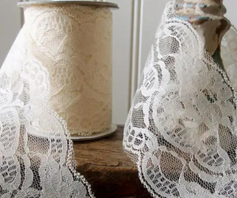 Ivory Chantilly Lace 4"
